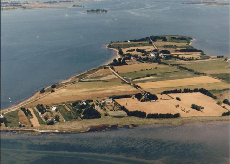 Meuble Sur L'ile De Tascon A 300 M De La